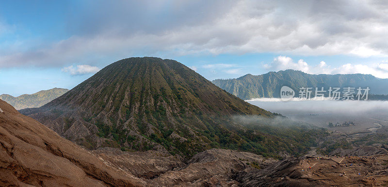 巴托克火山(Gunung Batok)是一座不活跃的火山，毗邻Bromo火山(Gunung Bromo)，是一座活跃的索玛火山，位于印度尼西亚东爪哇的Bromo Tengger sememeru国家公园。